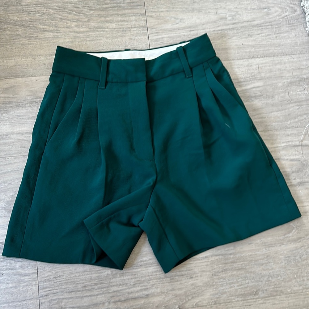 Aritzia The Effortless Short Mid-Thigh